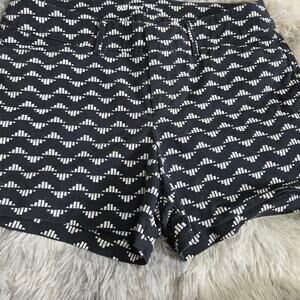Old Navy Woman's Pixie Black and White Shorts size 2 Regular